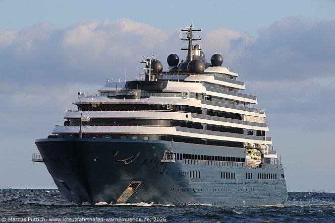 Das Kreuzfahrtschiff EVRIMA von der Kreuzfahrtreederei The Ritz-Carlton Yacht Collection am 28. Juli 2026 im Kreuzfahrthafen Warnem&uuml;nde in der Hansestadt Rostock (Erstanlauf).