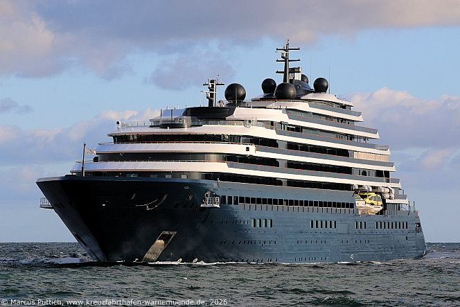 Das Kreuzfahrtschiff EVRIMA von der Kreuzfahrtreederei The Ritz-Carlton Yacht Collection am 28. Juli 2026 im Kreuzfahrthafen Warnem&uuml;nde in der Hansestadt Rostock (Erstanlauf).