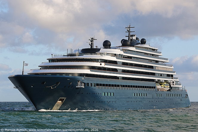Das Kreuzfahrtschiff EVRIMA von der Kreuzfahrtreederei The Ritz-Carlton Yacht Collection am 28. Juli 2026 im Kreuzfahrthafen Warnem&uuml;nde in der Hansestadt Rostock (Erstanlauf).