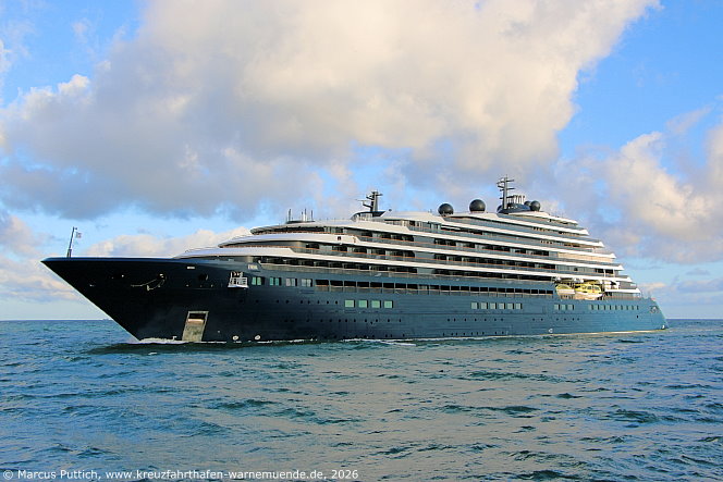 Das Kreuzfahrtschiff EVRIMA von der Kreuzfahrtreederei The Ritz-Carlton Yacht Collection am 28. Juli 2026 im Kreuzfahrthafen Warnem&uuml;nde in der Hansestadt Rostock (Erstanlauf).