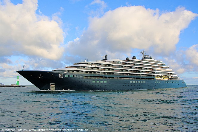 Das Kreuzfahrtschiff EVRIMA von der Kreuzfahrtreederei The Ritz-Carlton Yacht Collection am 28. Juli 2026 im Kreuzfahrthafen Warnem&uuml;nde in der Hansestadt Rostock (Erstanlauf).