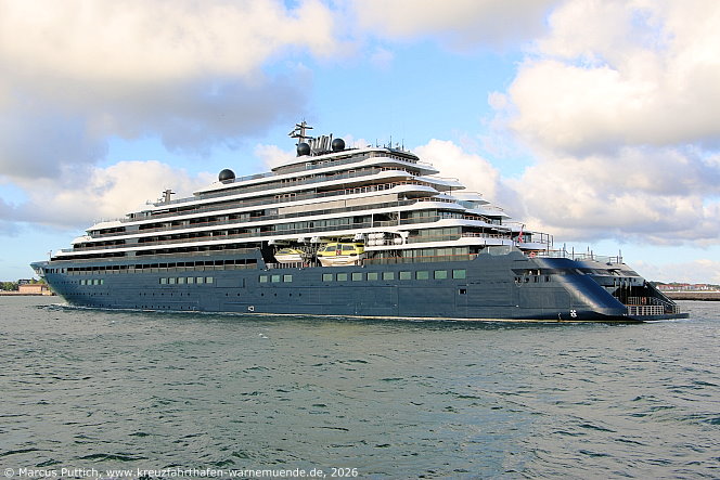 Das Kreuzfahrtschiff EVRIMA von der Kreuzfahrtreederei The Ritz-Carlton Yacht Collection am 28. Juli 2026 im Kreuzfahrthafen Warnem&uuml;nde in der Hansestadt Rostock (Erstanlauf).