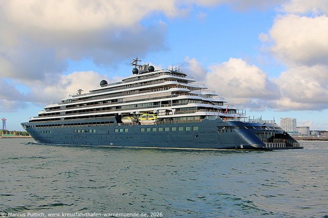 Das Kreuzfahrtschiff EVRIMA von der Kreuzfahrtreederei The Ritz-Carlton Yacht Collection am 28. Juli 2026 im Kreuzfahrthafen Warnem&uuml;nde in der Hansestadt Rostock (Erstanlauf).