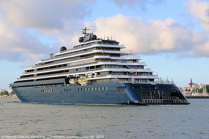 Das Kreuzfahrtschiff EVRIMA von der Kreuzfahrtreederei The Ritz-Carlton Yacht Collection am 28. Juli 2026 im Kreuzfahrthafen Warnem&uuml;nde in der Hansestadt Rostock (Erstanlauf).