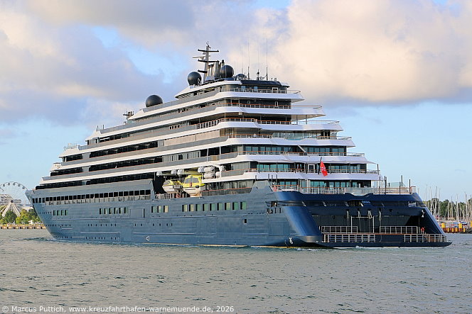 Das Kreuzfahrtschiff EVRIMA von der Kreuzfahrtreederei The Ritz-Carlton Yacht Collection am 28. Juli 2026 im Kreuzfahrthafen Warnem&uuml;nde in der Hansestadt Rostock (Erstanlauf).