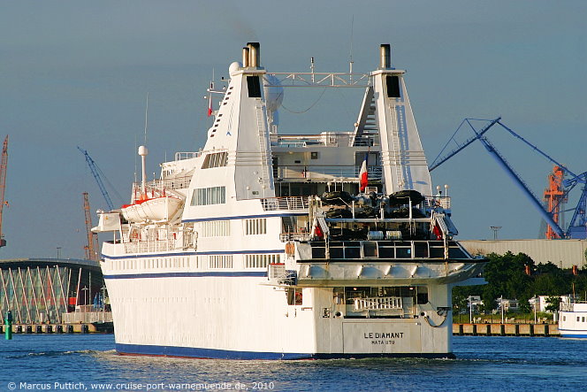 Das Kreuzfahrtschiff LE DIAMANT am 22. Juni 2010 im Ostseebad Warnemünde.