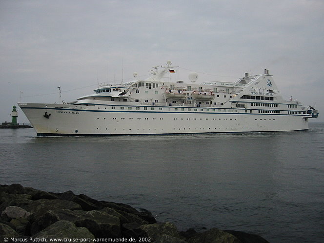 Das Kreuzfahrtschiff SONG OF FLOWER am 07. Juli 2002 im Ostseebad Warnemünde.