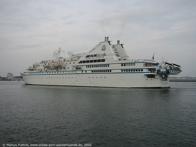 Das Kreuzfahrtschiff SONG OF FLOWER am 07. Juli 2002 im Ostseebad Warnemünde.