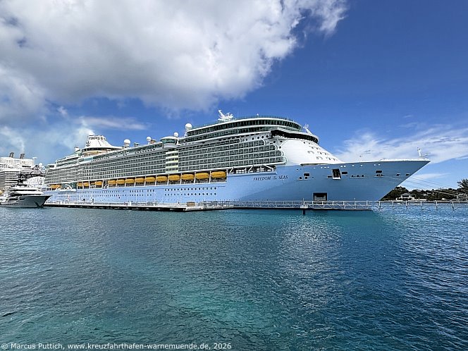 Das Kreuzfahrtschiff FREEDOM OF THE SEAS von der Kreuzfahrtreederei Royal Caribbean International am 19. April 2026 in Nassau (Bahamas).