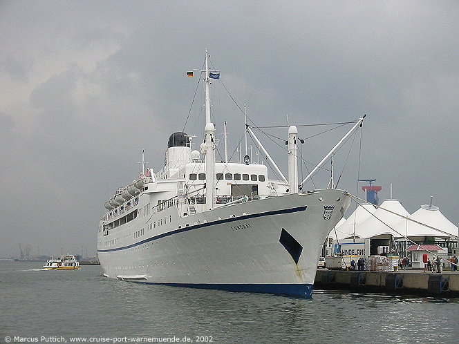 Das Kreuzfahrtschiff FUNCHAL am 13. Juni 2002 im Ostseebad Warnemünde.