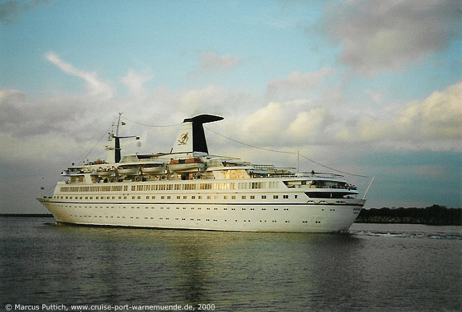 Das Kreuzfahrtschiff ASTRA II am 24. Mai 2000 im Ostseebad Warnemünde (Erstanlauf).