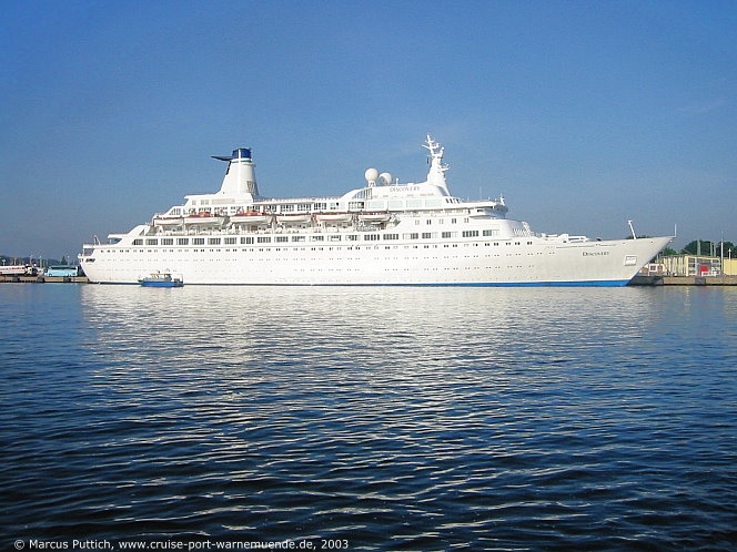 Das Kreuzfahrtschiff DISCOVERY am 28. Mai 2003 im Ostseebad Warnemünde (Erstanlauf).