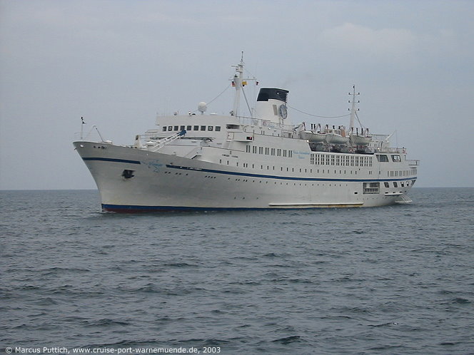 Das Kreuzfahrtschiff ARION am 21. Mai 2003 im Ostseebad Warnemünde (Erstanlauf).