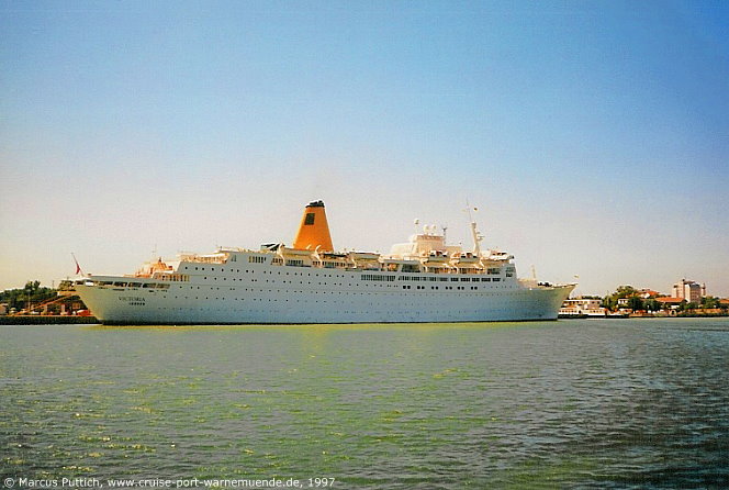 Das Kreuzfahrtschiff VICTORIA am 17. Juni 1997 im Ostseebad Warnemünde (Erstanlauf).