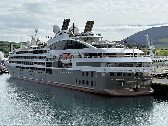 Das Kreuzfahrtschiff L'AUSTRAL von der Kreuzfahrtreederei Compagnie du Ponant am 04. Juni 2026 in Heimaey auf der Insel Heimaey (Island).
