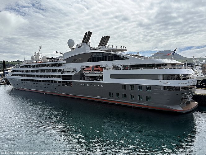 Das Kreuzfahrtschiff L'AUSTRAL von der Kreuzfahrtreederei Compagnie du Ponant am 04. Juni 2026 in Heimaey auf der Insel Heimaey (Island).