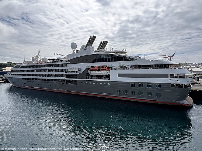 Das Kreuzfahrtschiff L'AUSTRAL von der Kreuzfahrtreederei Compagnie du Ponant am 04. Juni 2026 in Heimaey auf der Insel Heimaey (Island).