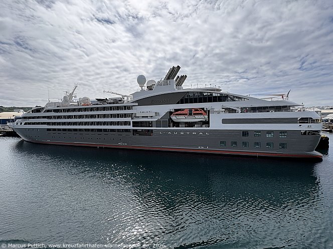 Das Kreuzfahrtschiff L'AUSTRAL von der Kreuzfahrtreederei Compagnie du Ponant am 04. Juni 2026 in Heimaey auf der Insel Heimaey (Island).