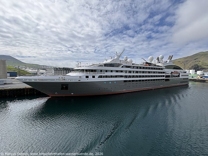 Das Kreuzfahrtschiff L'AUSTRAL von der Kreuzfahrtreederei Compagnie du Ponant am 04. Juni 2026 in Heimaey auf der Insel Heimaey (Island).