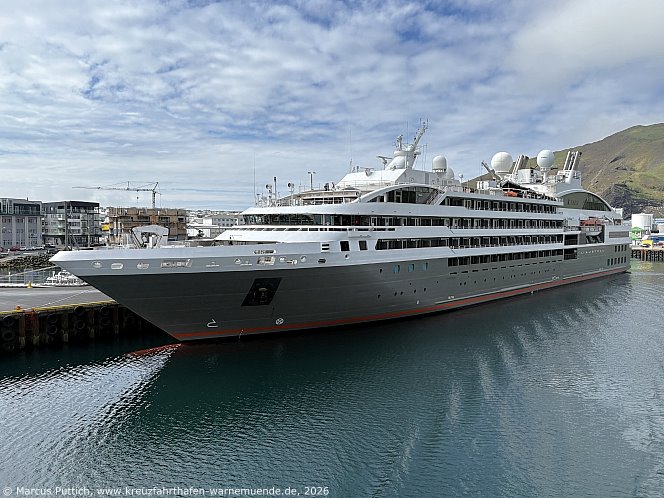 Das Kreuzfahrtschiff L'AUSTRAL von der Kreuzfahrtreederei Compagnie du Ponant am 04. Juni 2026 in Heimaey auf der Insel Heimaey (Island).