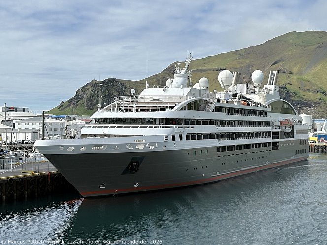 Das Kreuzfahrtschiff L'AUSTRAL von der Kreuzfahrtreederei Compagnie du Ponant am 04. Juni 2026 in Heimaey auf der Insel Heimaey (Island).