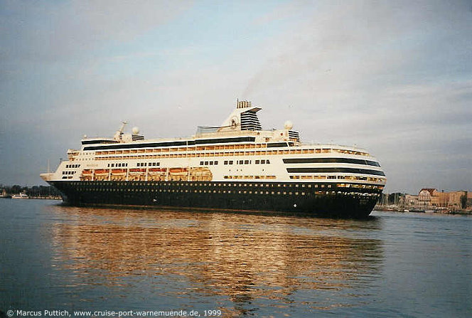 Das Kreuzfahrtschiff MAASDAM von der Kreuzfahrtreederei Holland America Line im Juni 1999 im Kreuzfahrthafen Warnemünde in der Hansestadt Rostock.