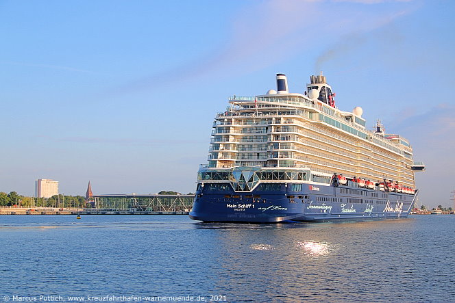 Das Kreuzfahrtschiff MEIN SCHIFF 1 von der Kreuzfahrtreederei TUI Cruises ab 31. August 2023 im Kreuzfahrthafen Warnemünde in der Hansestadt Rostock.