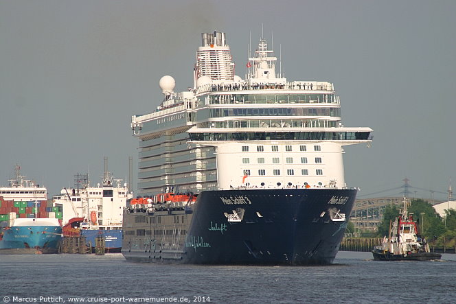 Das Kreuzfahrtschiff MEIN SCHIFF 3 am 10. Juni 2014 in Hamburg (Deutschland).