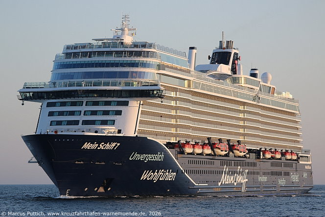 Das Kreuzfahrtschiff MEIN SCHIFF 7 von der Kreuzfahrtreederei TUI Cruises am 26. Mai 2026 in Kreuzfahrthafen Warnem&uuml;nde in der Hansestadt Rostock.