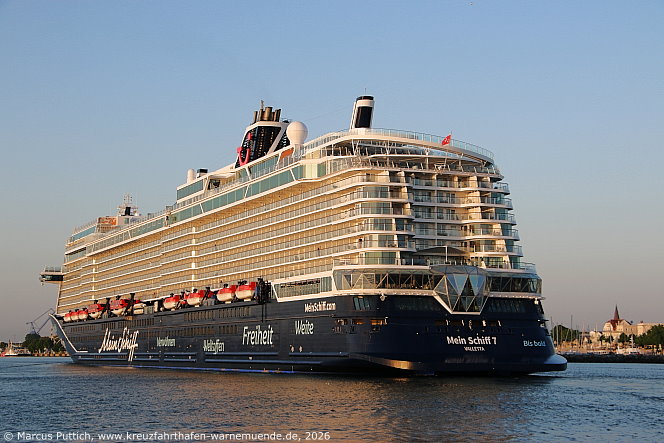 Das Kreuzfahrtschiff MEIN SCHIFF 7 von der Kreuzfahrtreederei TUI Cruises am 26. Mai 2026 in Kreuzfahrthafen Warnem&uuml;nde in der Hansestadt Rostock.