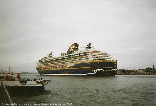 Das Kreuzfahrtschiff MILLENNIUM am 12. Juli 2000 im Kreuzfahrthafen Warnemünde in der Hansestadt Rostock.