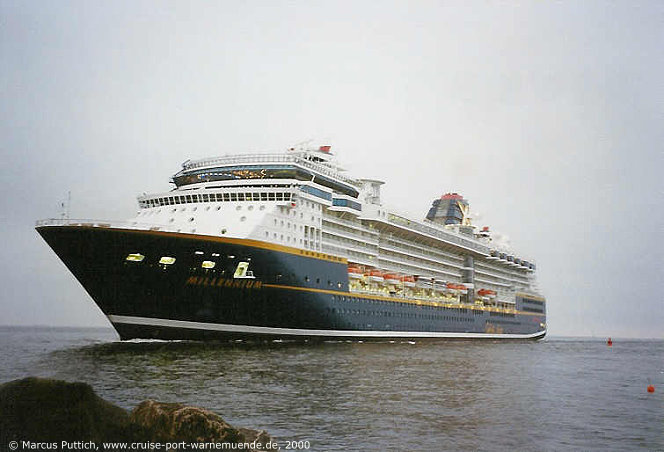 Das Kreuzfahrtschiff MILLENNIUM am 26. Juli 2000 im Kreuzfahrthafen Warnemünde in der Hansestadt Rostock.