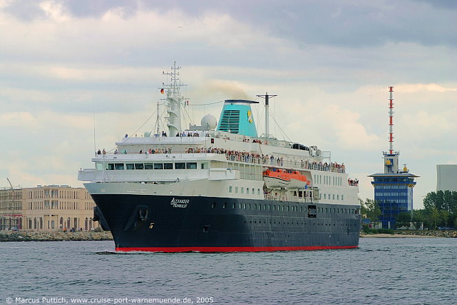 Das Kreuzfahrtschiff ALEXANDER VON HUMBOLDT (heute Kreuzfahrtschiff MINERVA) am 16. Juli 2005 im Ostseebad Warnemünde (Erstanlauf).
