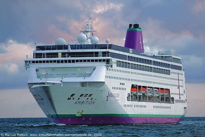 Das Kreuzfahrtschiff AMBITION von der Kreuzfahrtreederei Ambassador Cruise Line am 28. Juli 2026 im Kreuzfahrthafen Warnem&uuml;nde in der Hansestadt Rostock.