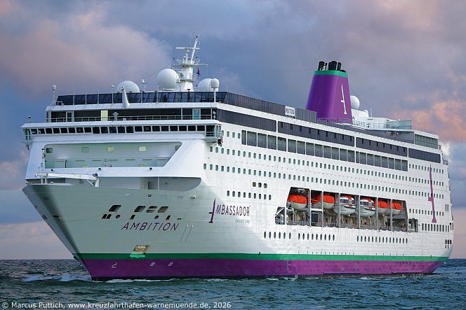 Das Kreuzfahrtschiff AMBITION von der Kreuzfahrtreederei Ambassador Cruise Line am 28. Juli 2026 im Kreuzfahrthafen Warnem&uuml;nde in der Hansestadt Rostock.