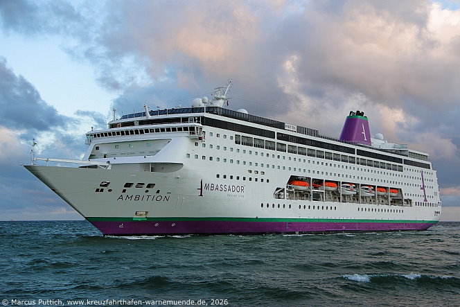 Das Kreuzfahrtschiff AMBITION von der Kreuzfahrtreederei Ambassador Cruise Line am 28. Juli 2026 im Kreuzfahrthafen Warnem&uuml;nde in der Hansestadt Rostock.