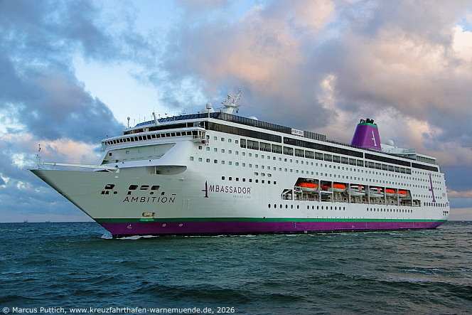 Das Kreuzfahrtschiff AMBITION von der Kreuzfahrtreederei Ambassador Cruise Line am 28. Juli 2026 im Kreuzfahrthafen Warnem&uuml;nde in der Hansestadt Rostock.