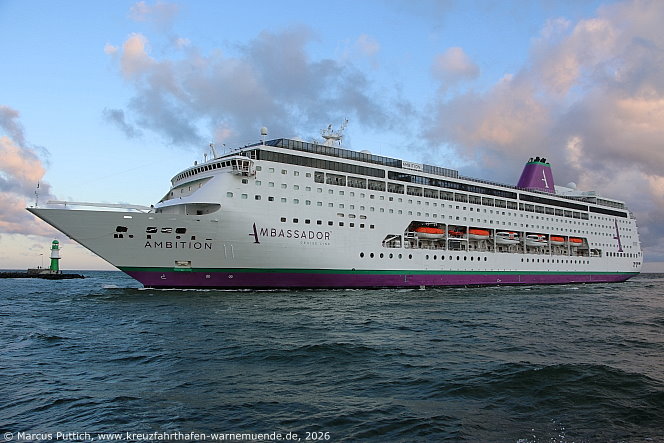 Das Kreuzfahrtschiff AMBITION von der Kreuzfahrtreederei Ambassador Cruise Line am 28. Juli 2026 im Kreuzfahrthafen Warnem&uuml;nde in der Hansestadt Rostock.