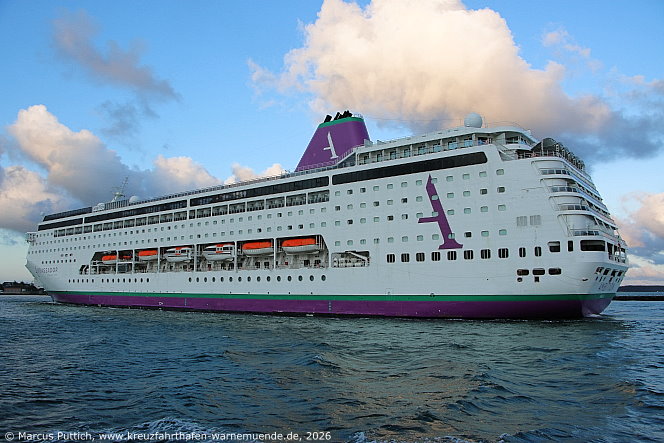 Das Kreuzfahrtschiff AMBITION von der Kreuzfahrtreederei Ambassador Cruise Line am 28. Juli 2026 im Kreuzfahrthafen Warnem&uuml;nde in der Hansestadt Rostock.