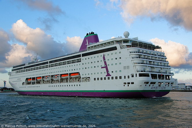 Das Kreuzfahrtschiff AMBITION von der Kreuzfahrtreederei Ambassador Cruise Line am 28. Juli 2026 im Kreuzfahrthafen Warnem&uuml;nde in der Hansestadt Rostock.