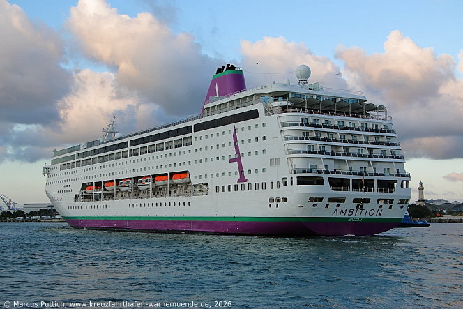 Das Kreuzfahrtschiff AMBITION von der Kreuzfahrtreederei Ambassador Cruise Line am 28. Juli 2026 im Kreuzfahrthafen Warnem&uuml;nde in der Hansestadt Rostock.