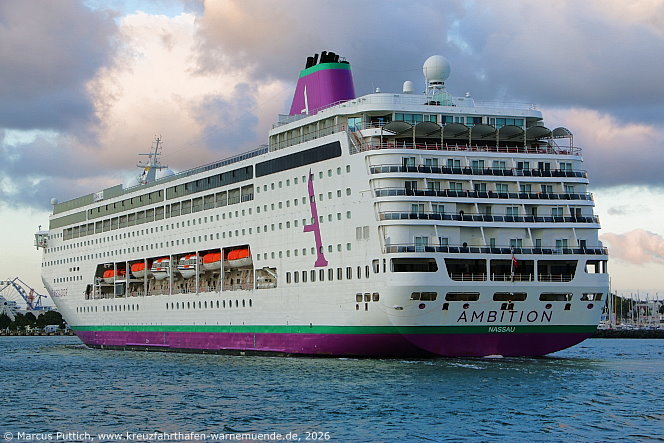 Das Kreuzfahrtschiff AMBITION von der Kreuzfahrtreederei Ambassador Cruise Line am 28. Juli 2026 im Kreuzfahrthafen Warnem&uuml;nde in der Hansestadt Rostock.