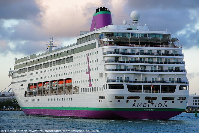 Das Kreuzfahrtschiff AMBITION von der Kreuzfahrtreederei Ambassador Cruise Line am 28. Juli 2026 im Kreuzfahrthafen Warnem&uuml;nde in der Hansestadt Rostock.