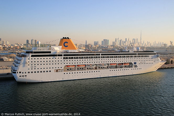 Das Kreuzfahrtschiff COSTA neoRIVIERA von der Kreuzfahrtreederei Costa Crociere<BR>am 07. Dezember 2014 in Dubai (Vereinigte Arabische Emirate).