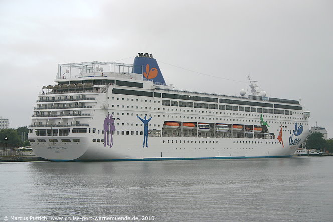 Das Kreuzfahrtschiff GRAND MISTRAL von der Kreuzfahrtreederei Iberocruceros am 16. August 2010 im Kreuzfahrthafen Warnemünde in der Hansestadt Rostock.