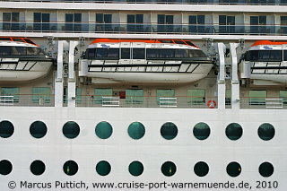 Das Kreuzfahrtschiff MSC MAGNIFICA am 05. März 2010 in Hamburg (Deutschland).
