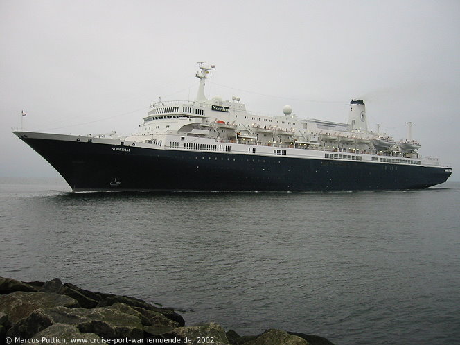 Das Kreuzfahrtschiff NOORDAM am 07. Juli 2002 im Ostseebad Warnemünde.