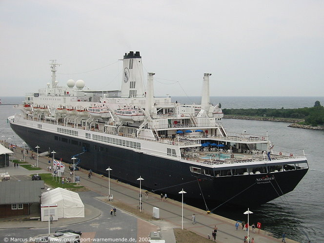Das Kreuzfahrtschiff NOORDAM am 17. Juli 2002 im Ostseebad Warnemünde.
