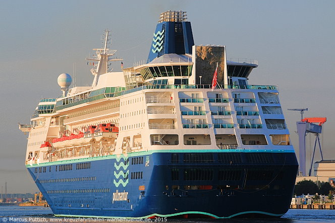 Das Kreuzfahrtschiff EMPRESS am 17. Juli 2015 im Kreuzfahrthafen Warnemünde in der Hansestadt Rostock.