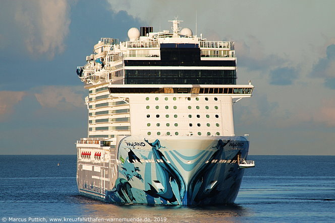 Das Kreuzfahrtschiff NORWEGIAN BLISS von der Kreuzfahrtreederei Norwegian Cruise Line am 18. November 2019 in Willemstad auf der Insel Curacao (Niederlande).